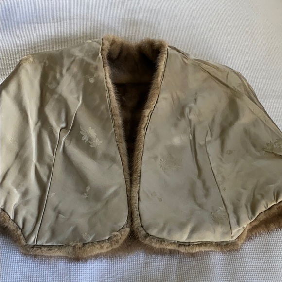 Fur label authority A644638 woman’s cape - Picture 8 of 12